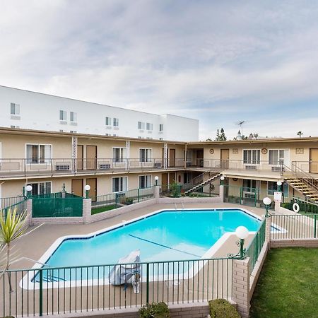 Americas Best Value Inn & Suites Anaheim Exterior foto