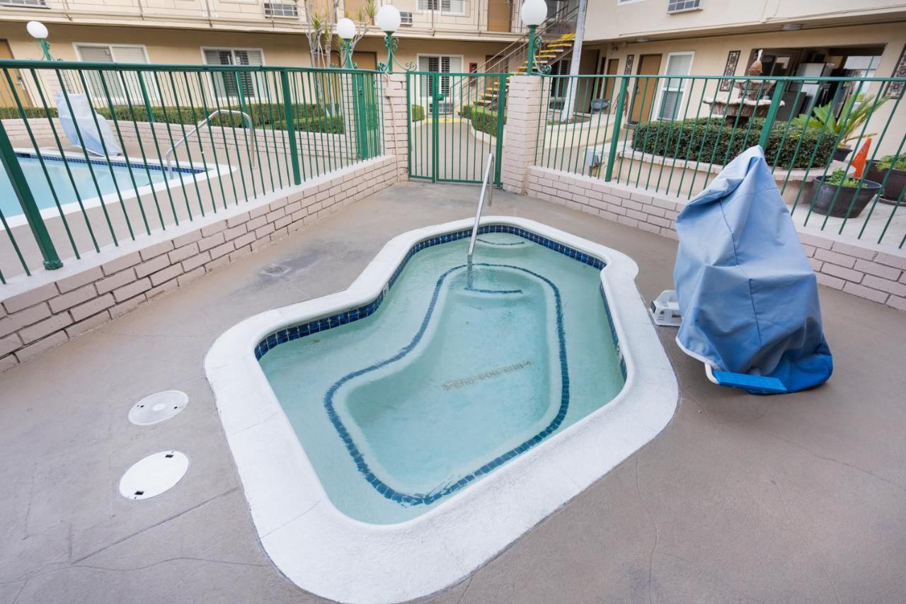 Americas Best Value Inn & Suites Anaheim Exterior foto