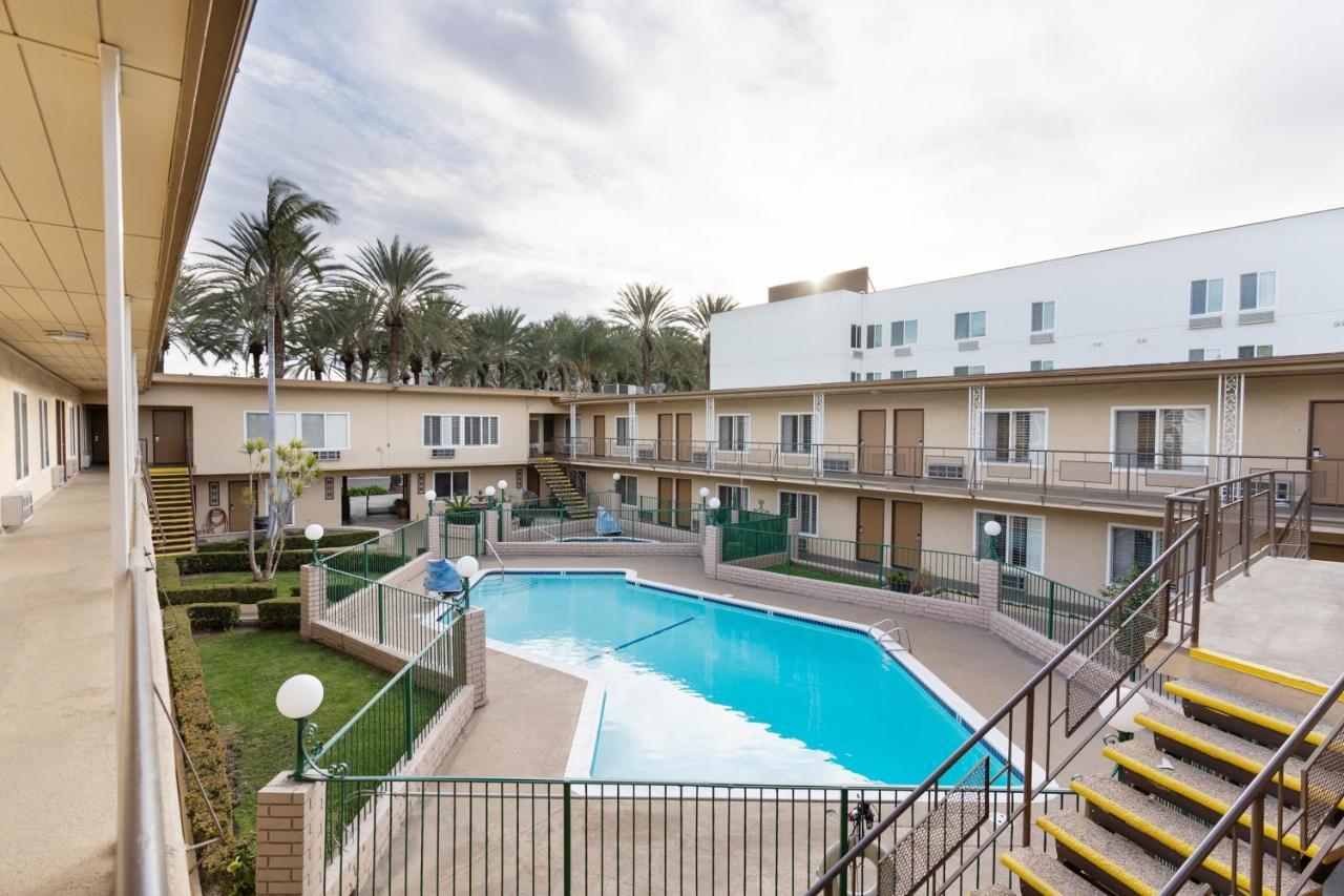 Americas Best Value Inn & Suites Anaheim Exterior foto